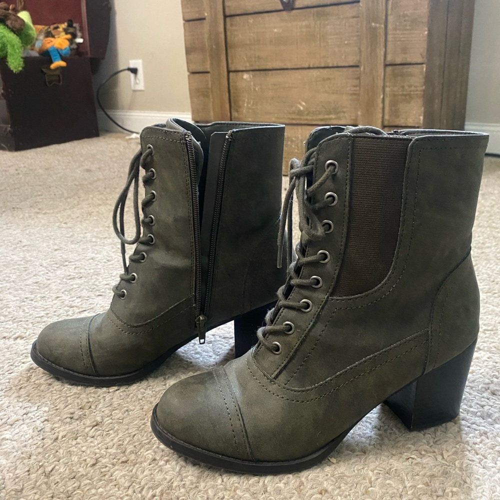 Women’s medium height booties